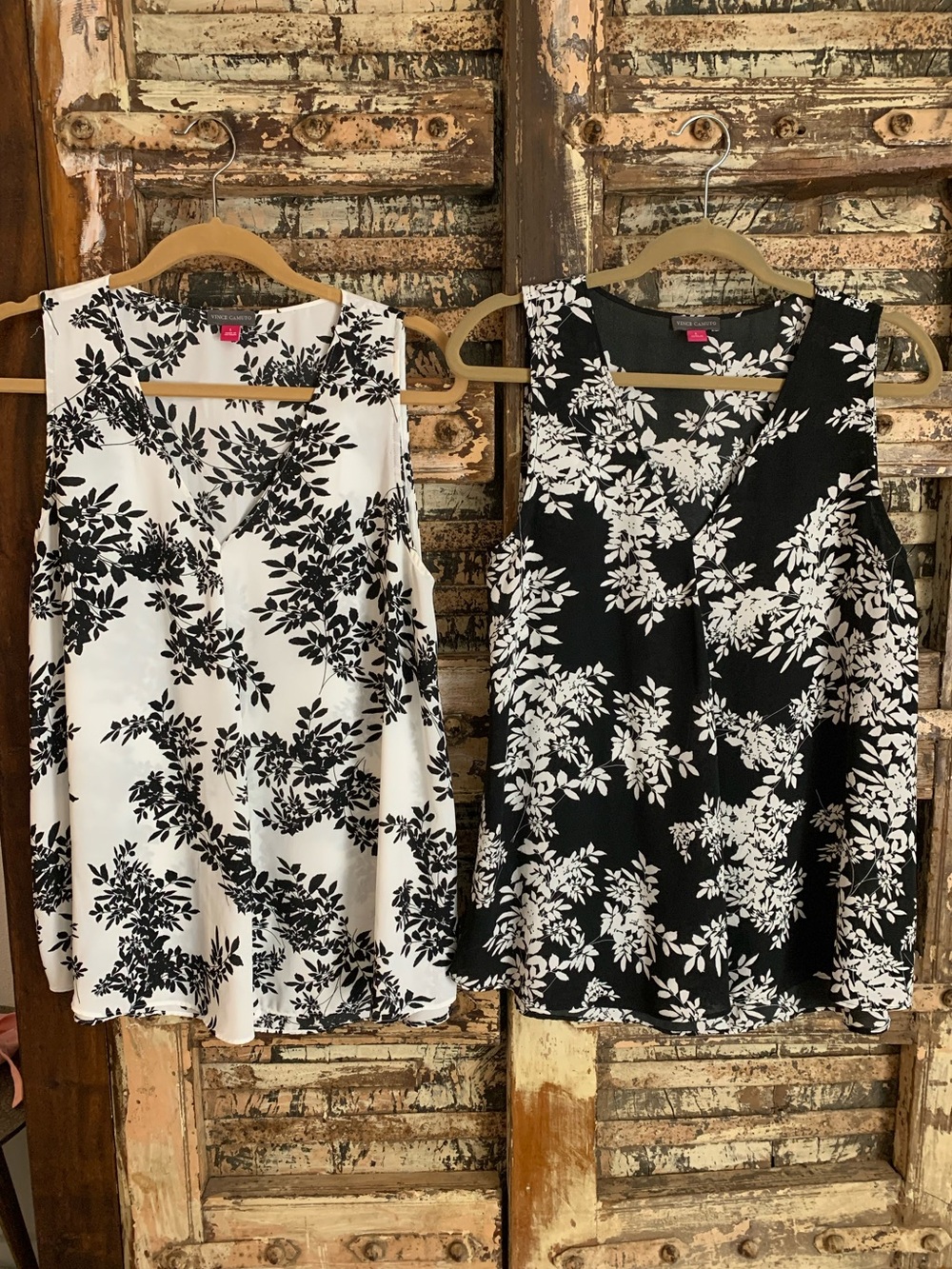 Set / 2 Vince Camuto Sleeveless Black White Floral Leaf Botanical V-Neck Tops, L